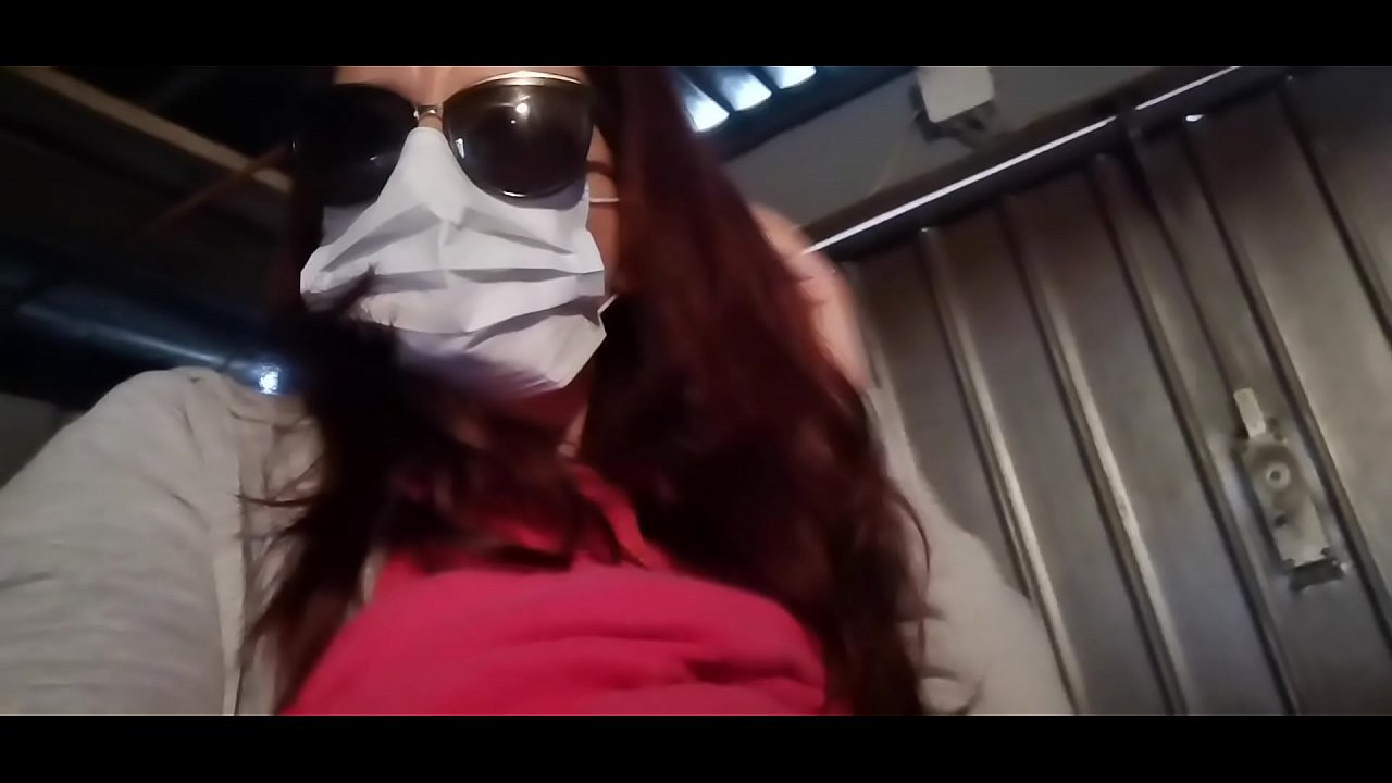 Nicoletta na-abọ ọbọ n'ahụ onye agbata obi ya na pees n'ime ebe a na-adọba ụgbọala ya (Special Covid19 Italian Quarantine)