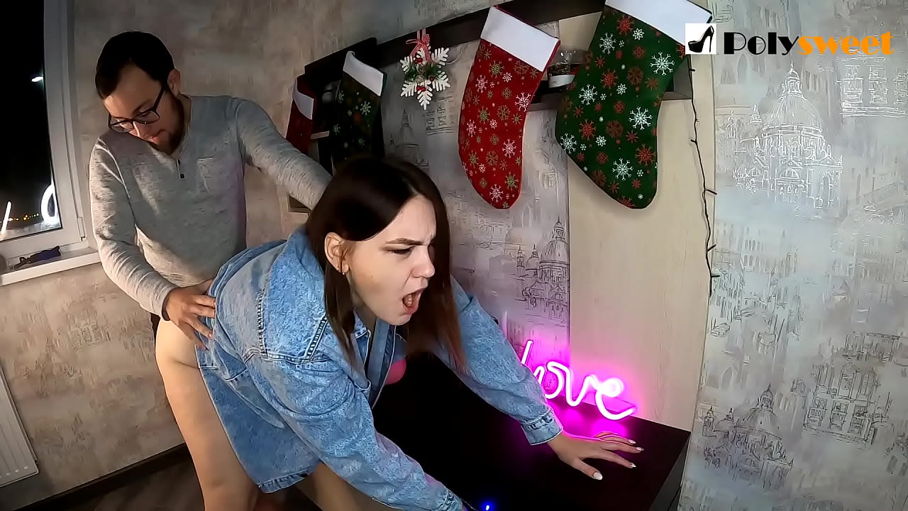 Nwoke ahụ nwere mmasị imejọ nwa agbọghọ mara mma nke nwere ọdụ ọdụ n'ịnyịnya ibu na ọnụ ya na dick