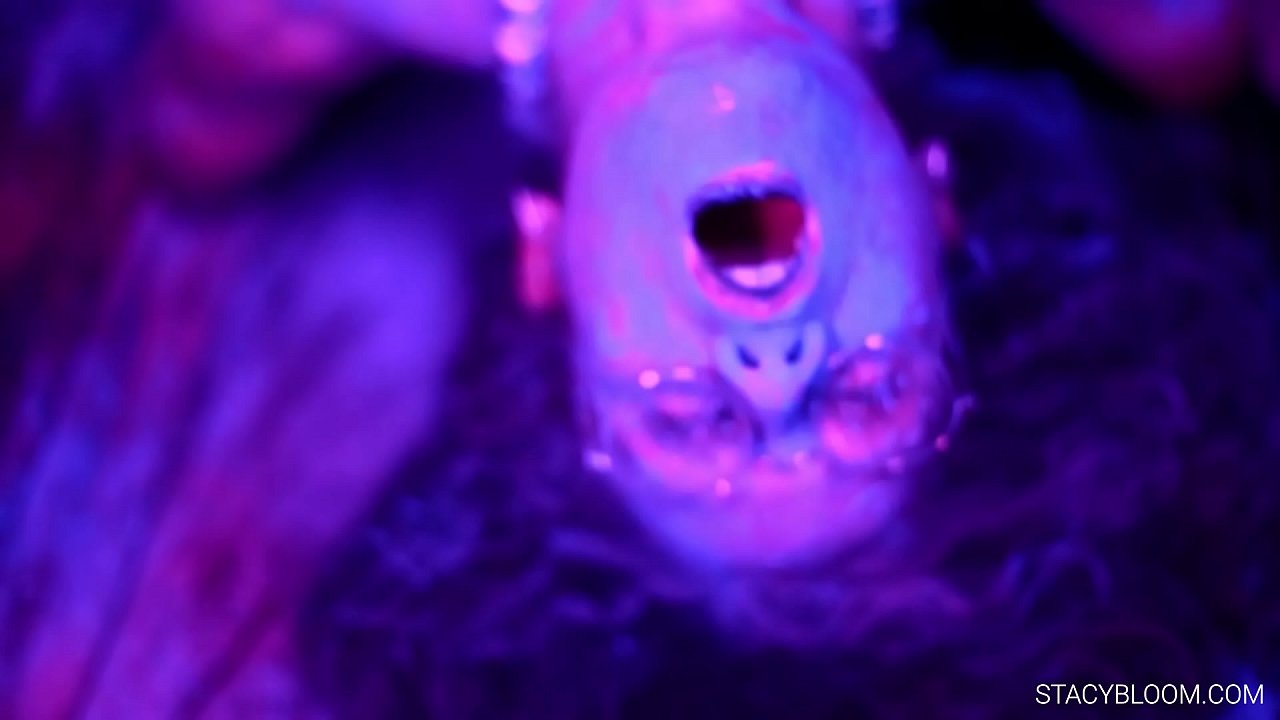 Nwa ọhụrụ na-emetọ onwe ya na igwefoto wee weta onwe ya na orgasm.