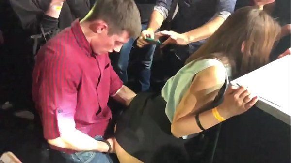 Ezigbo mmekọahụ na ụlọ oriri na ọṅụṅụ Russia. 18-afọ Russian girl na ike na ikpu iberibe na a abalị